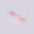 Muestra de tres corazones de Cuarzo Rosa para apreciar la variedad de tonos naturales y vetas únicas de cada pieza. Tamaño de referencia 4cm.